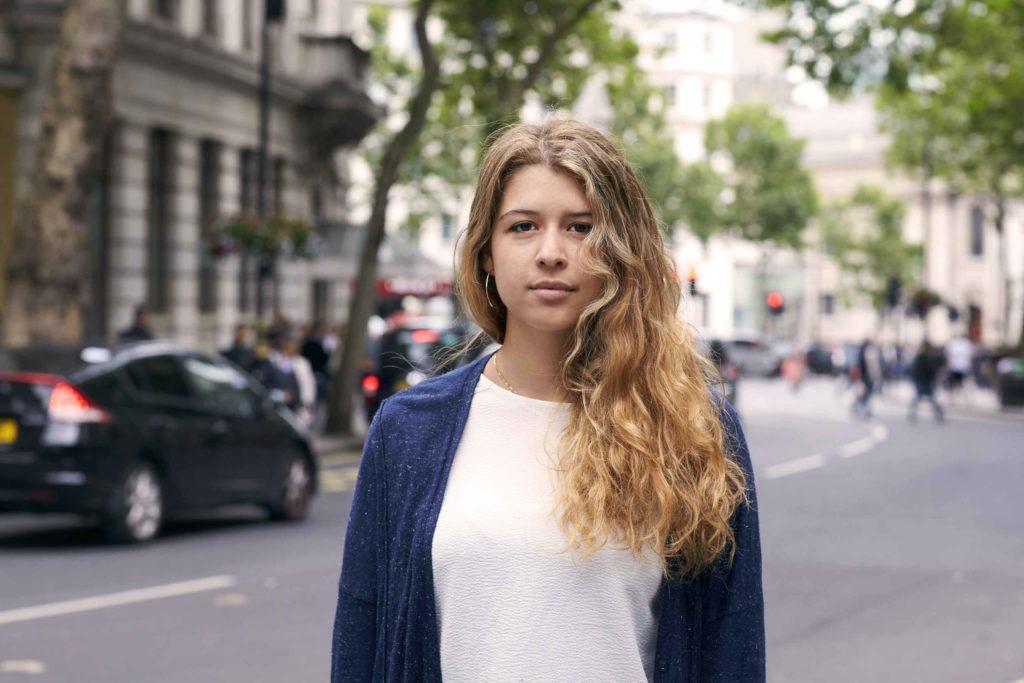 Modelo para a matéria de como fazer o cabelo frisado com chapinha