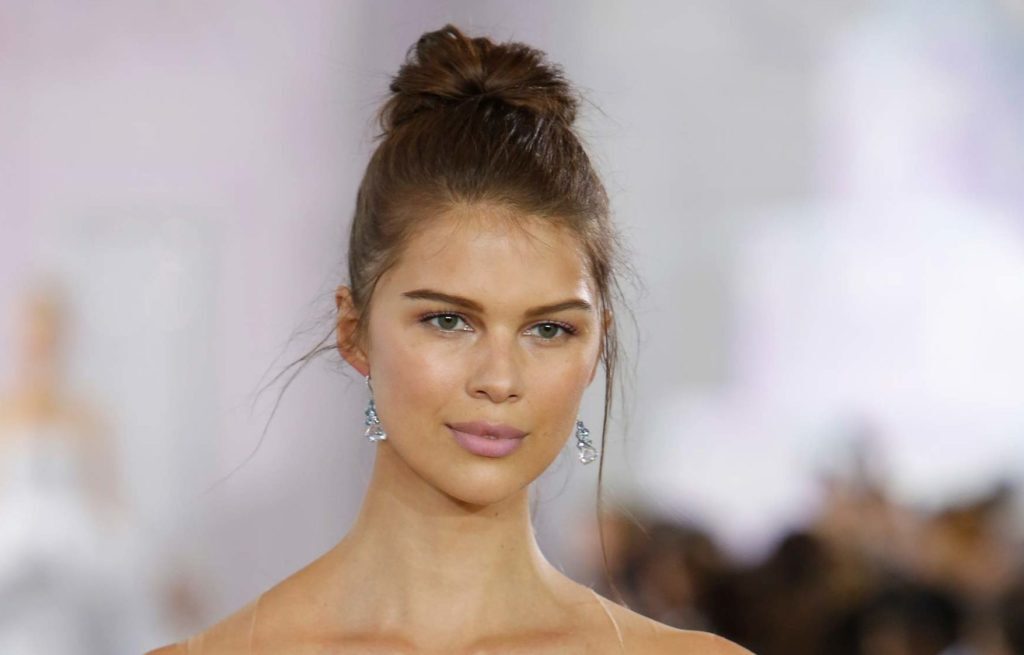 modelo de penteado para formatura coque leque