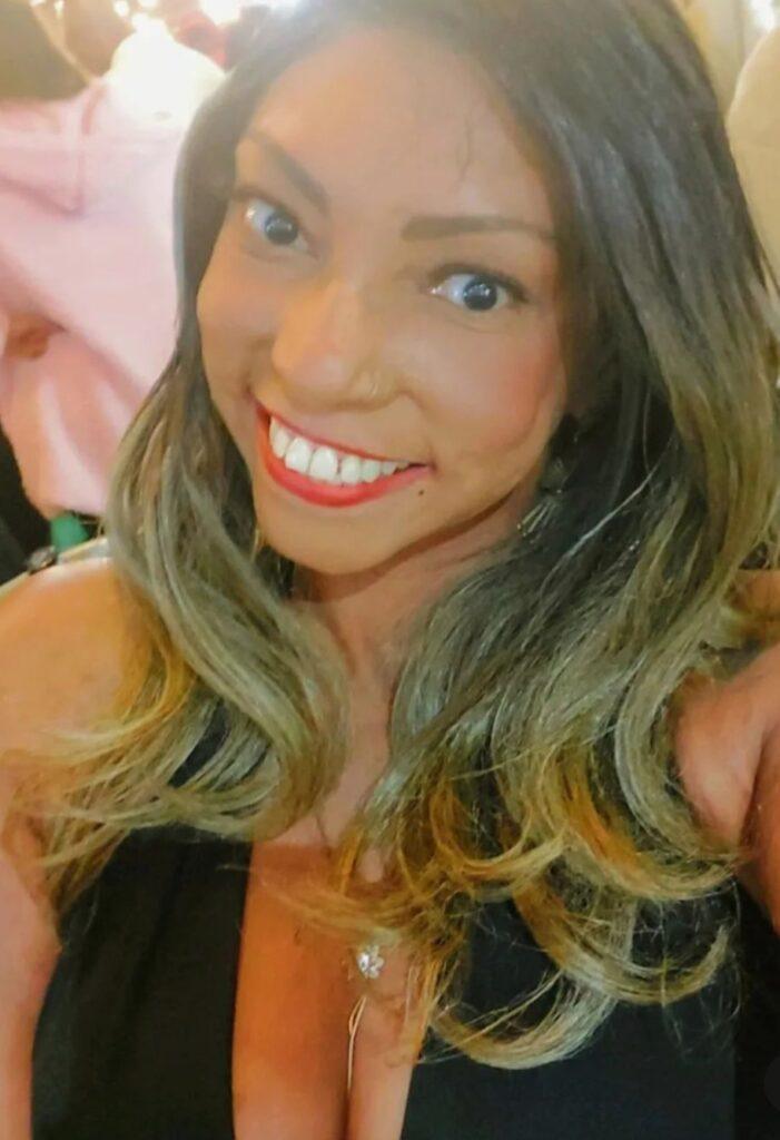 priscila belchior com cabelo liso loiro