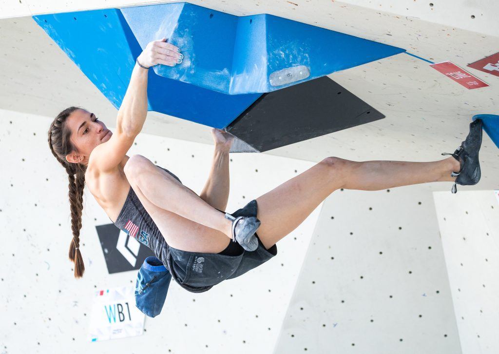 atleta de escalada Kyra Condie com boxer braid