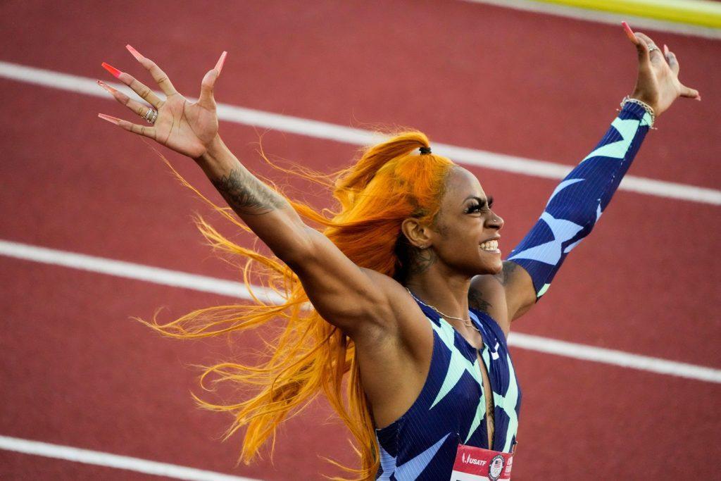 atleta Sha'Carri Richardson com cabelo colorido semipreso