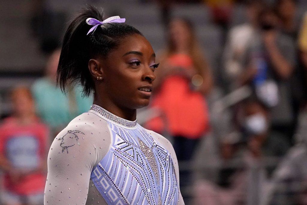 ginasta simone biles com rabo de cavalo alto