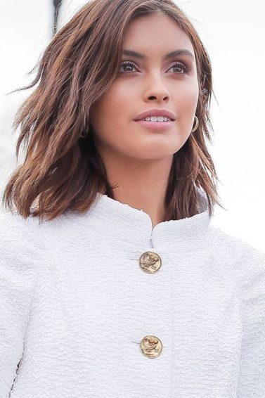 modelo com corte bob podrinho