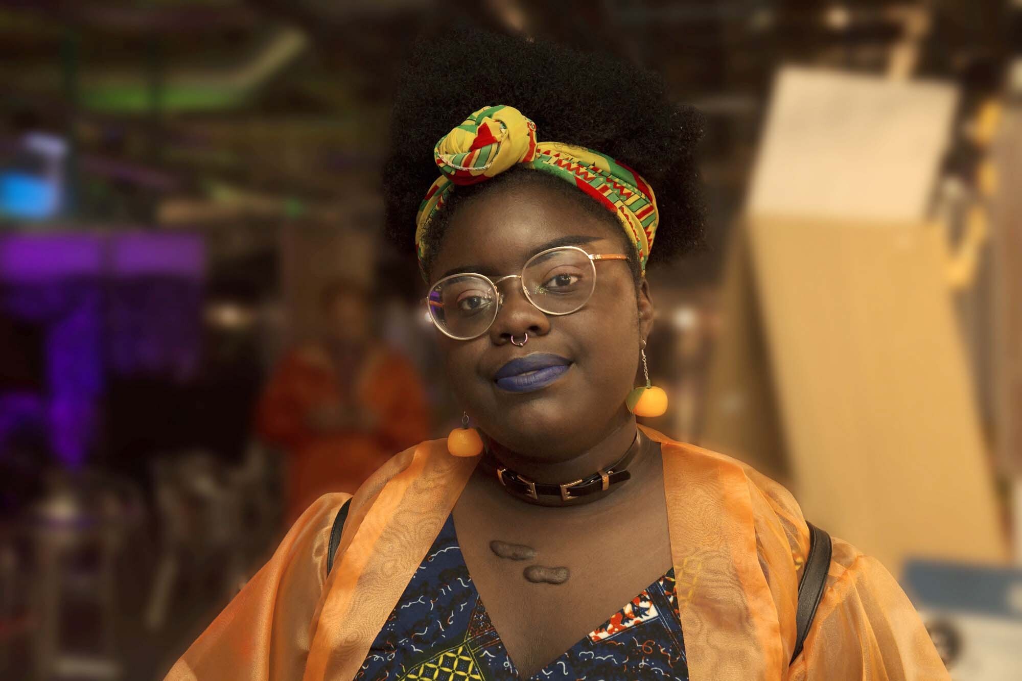 modelo com um dos acessórios para cabelos afro