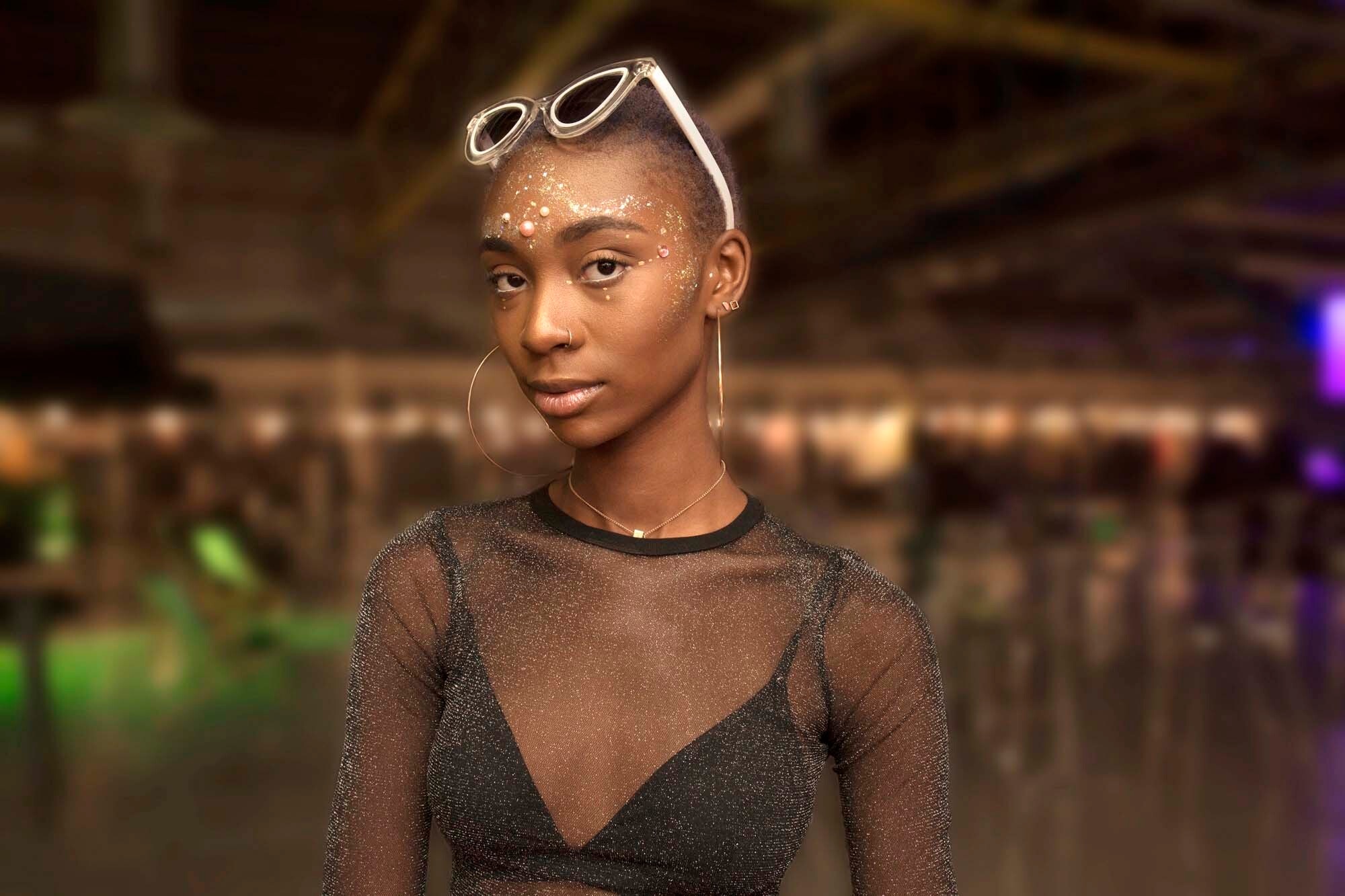 modelo com um dos acessórios para cabelos afro
