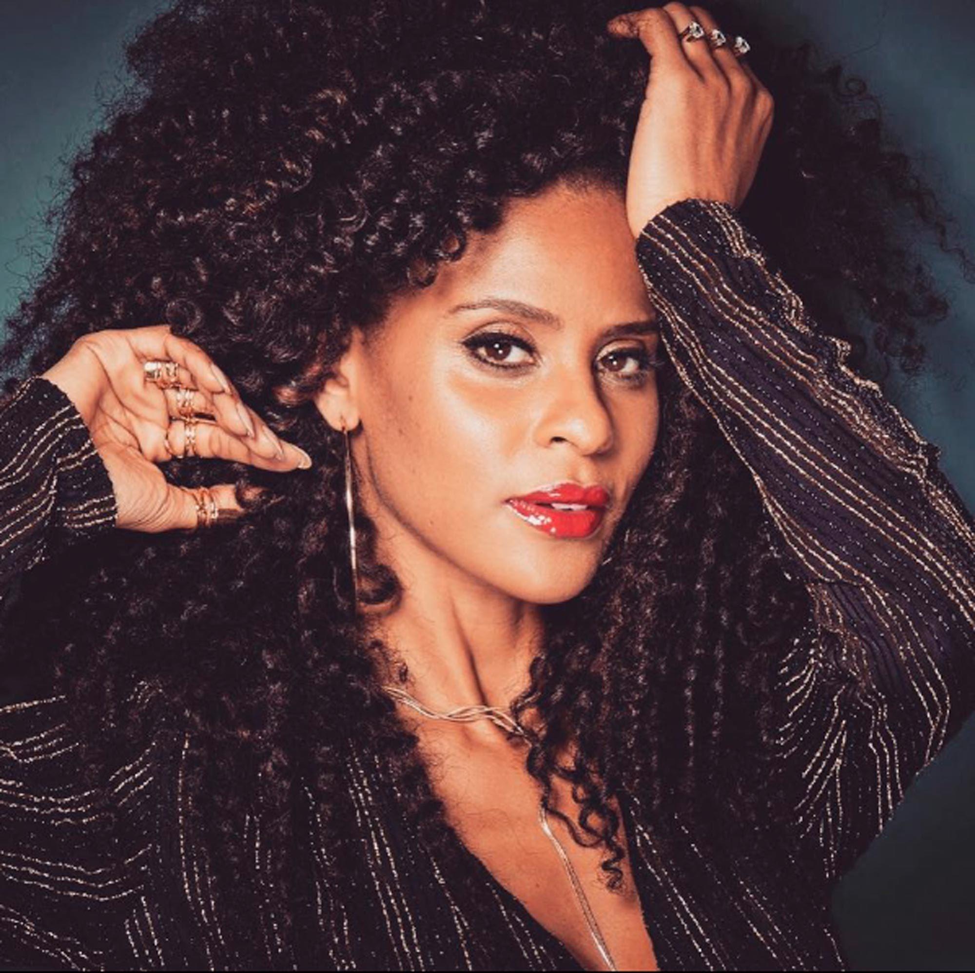 Aline Wirley com cabelo cacheado volumoso