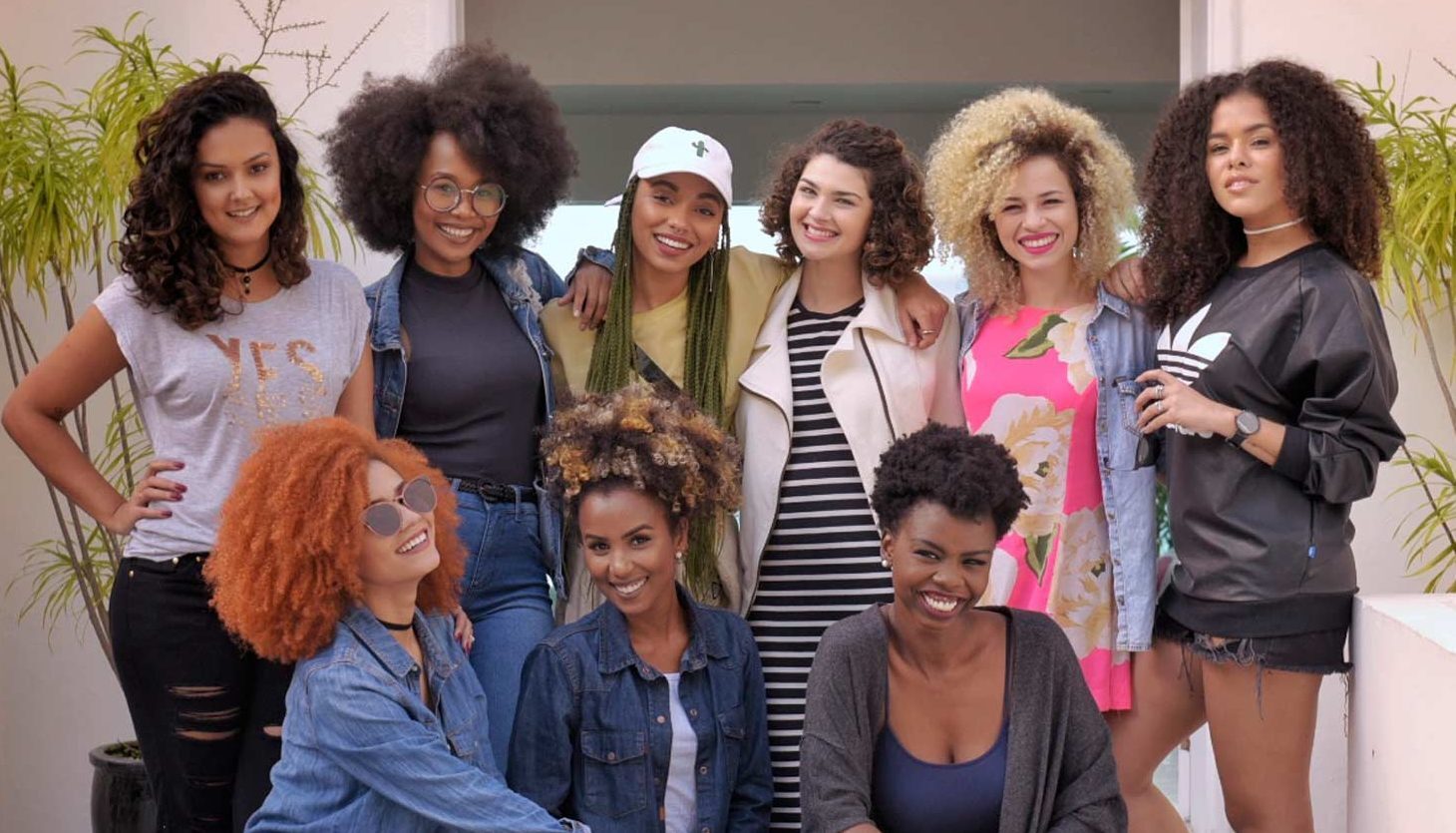 nove mulheres com cabelo cacheado e crespo na Casa Seda no Rio de Janeiro