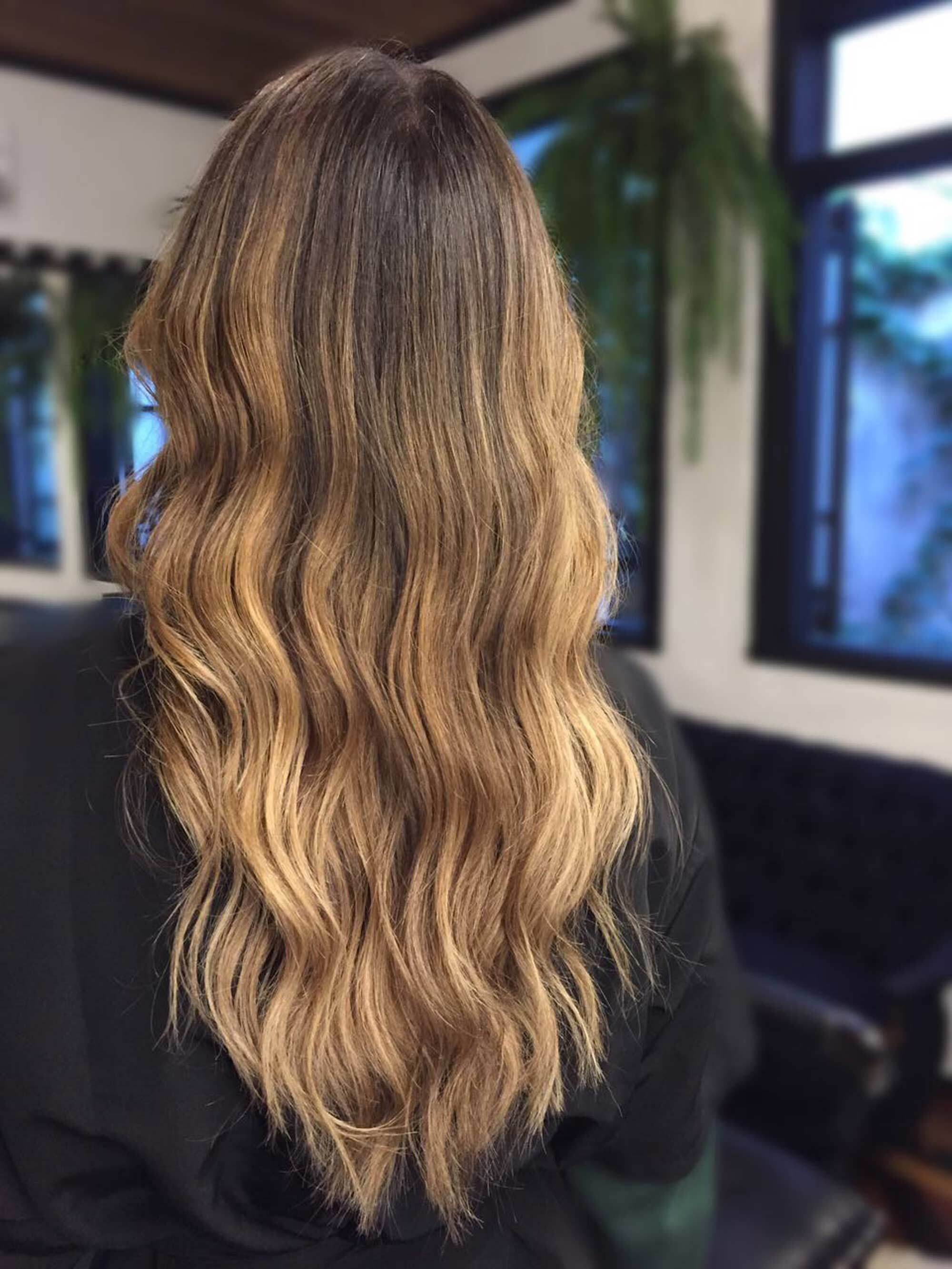 modelo com cabelo colorido com caramel balayage