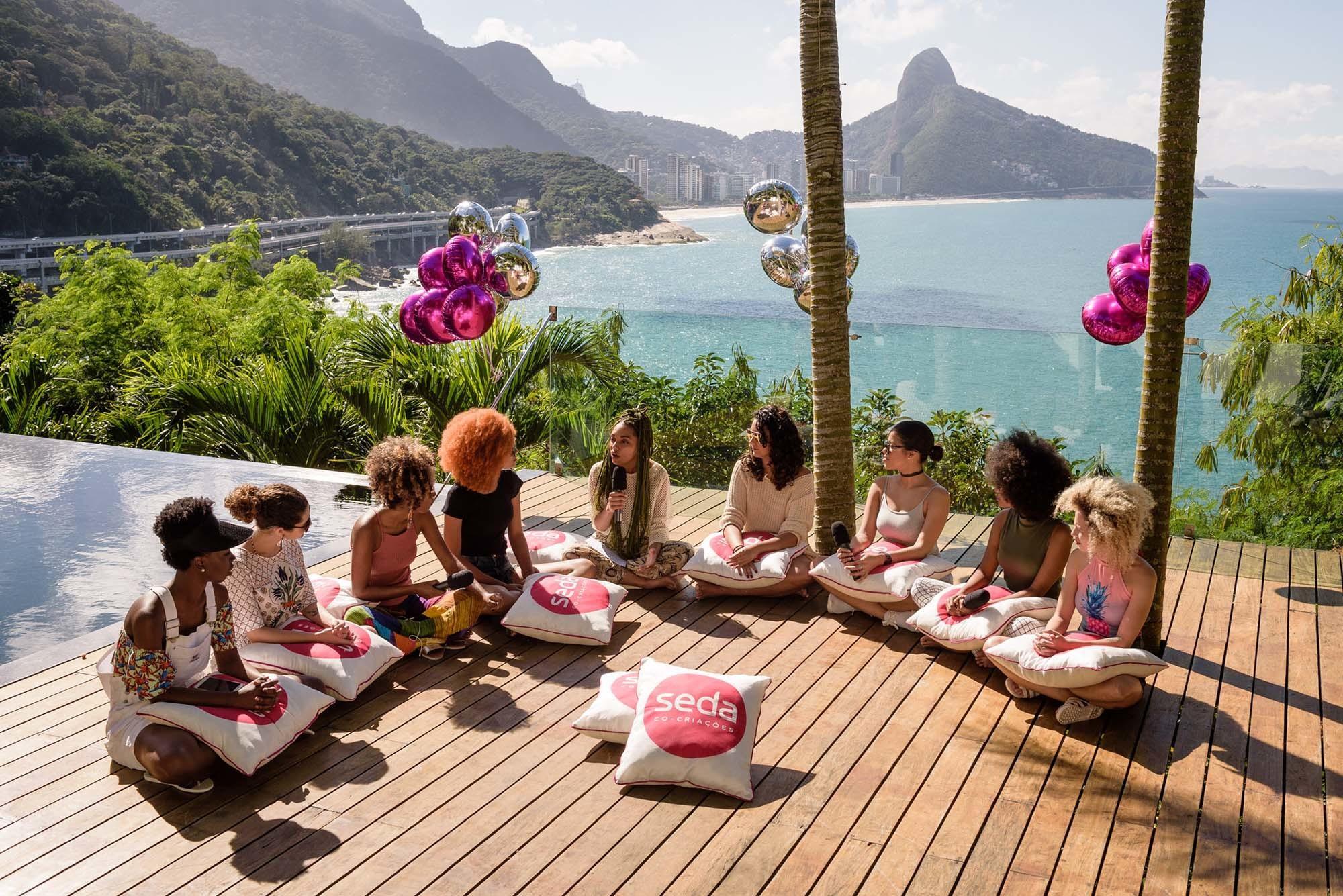 mulheres com cabelos cacheados e crespos ilustrando a matéria Casa Seda