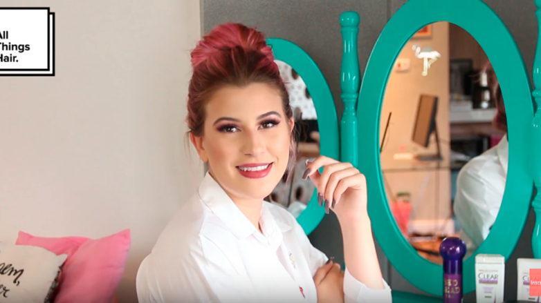 modelo com cabelo rosa ilustra a matéria sobre como fazer um coque estiloso