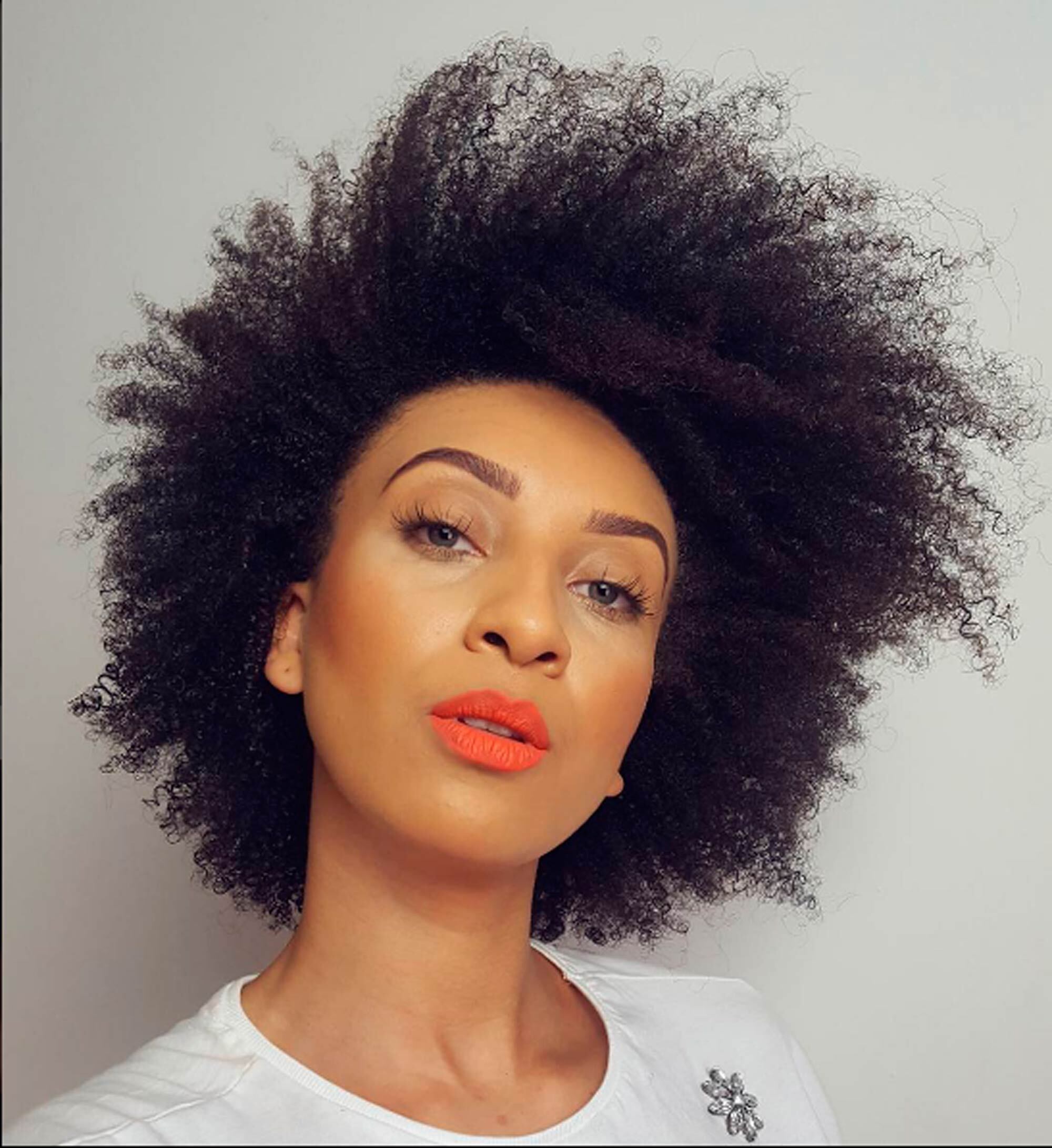 Débora Ninja com cabelo crespo
