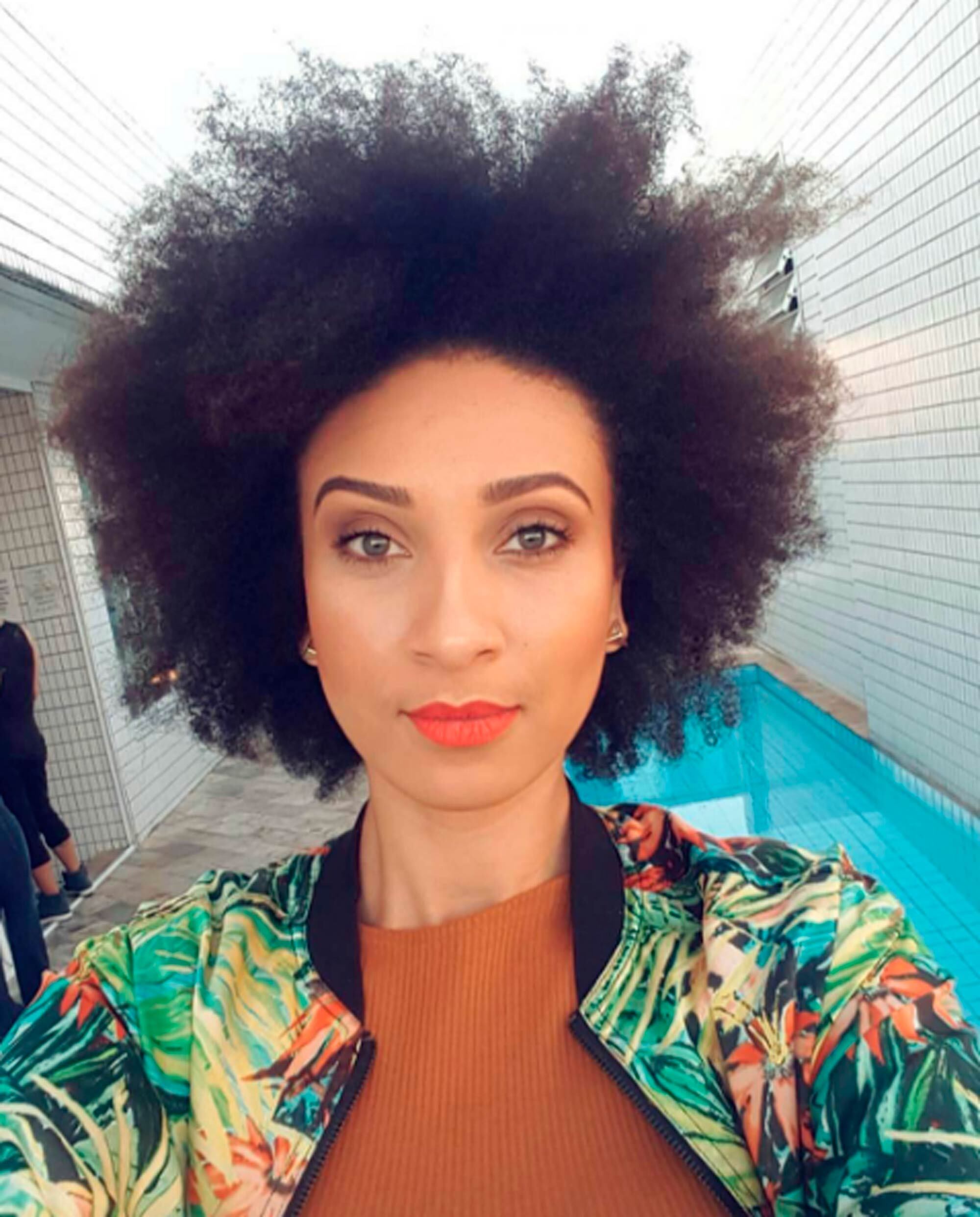 Débora Ninja com cabelo crespo
