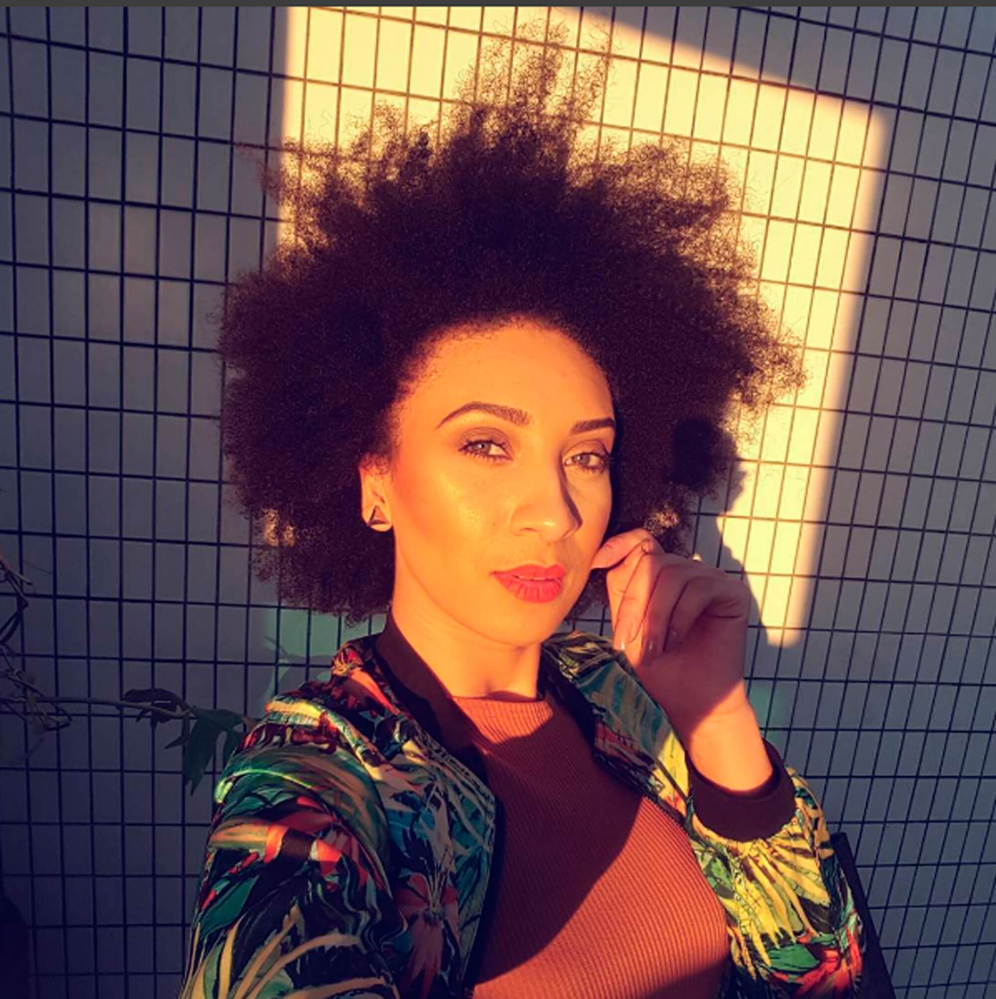 Débora Ninja com cabelo crespo