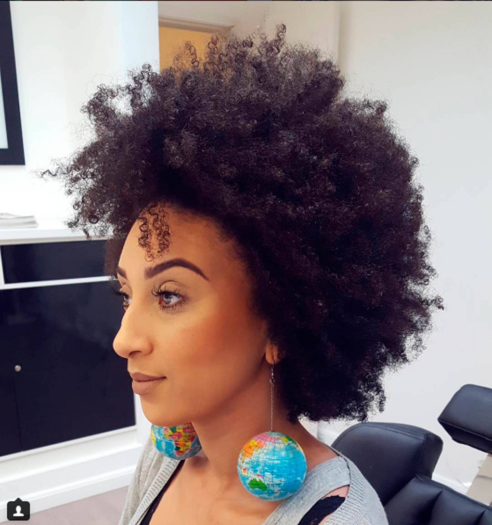 Débora Ninja com cabelo crespo