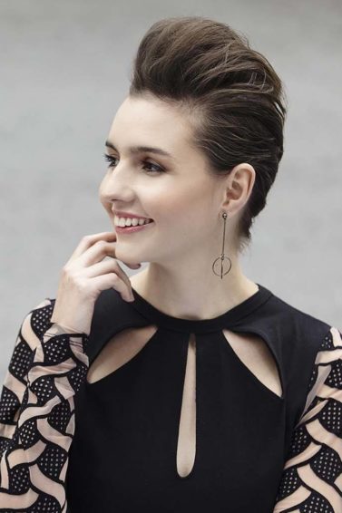 modelo usando um falso moicano feminino