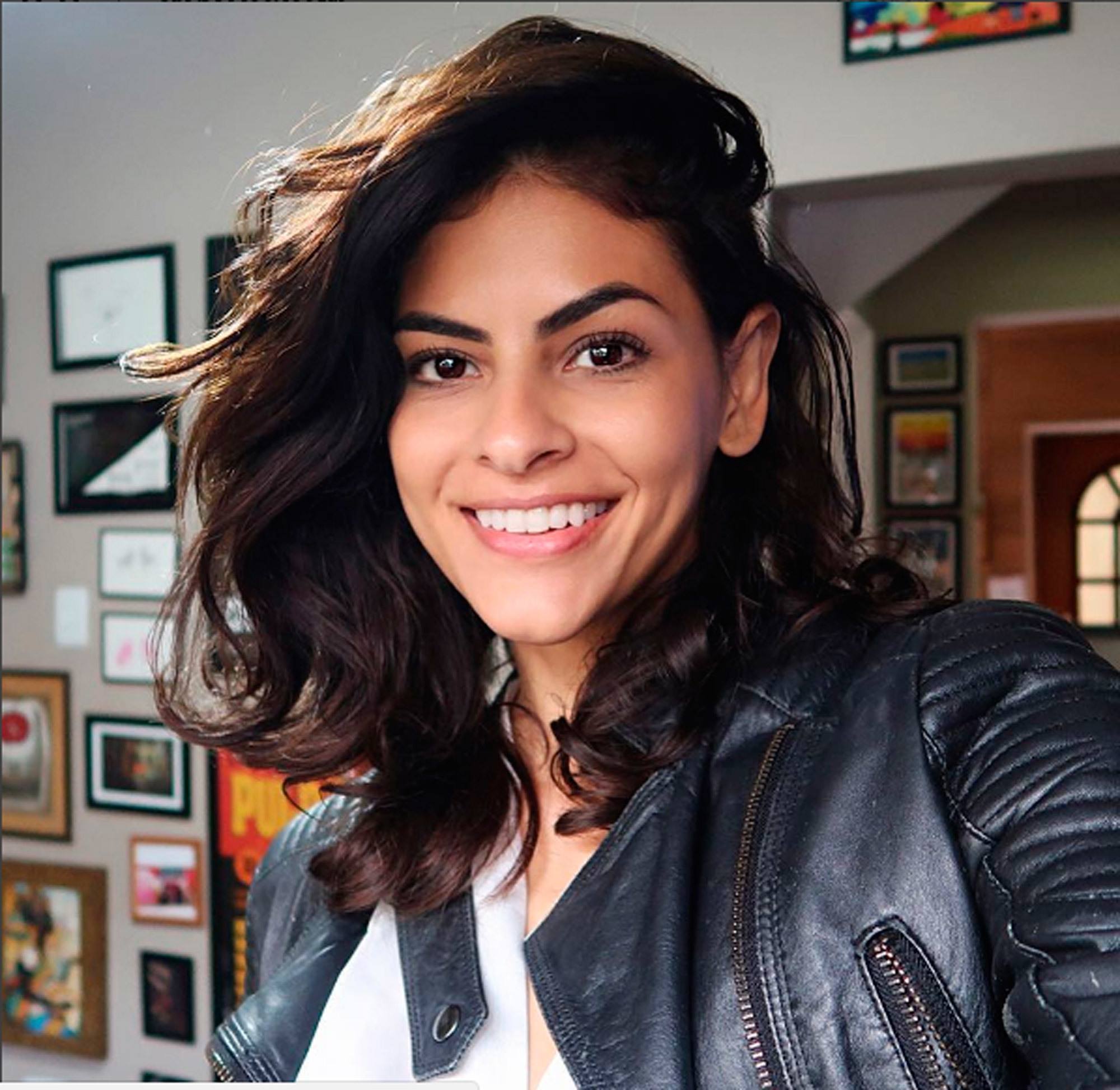 Marina Santa Helena com cabelo preto