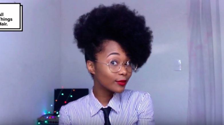 modelo com cabelo afro preto ilustrando a matéria do penteado torcido lateral