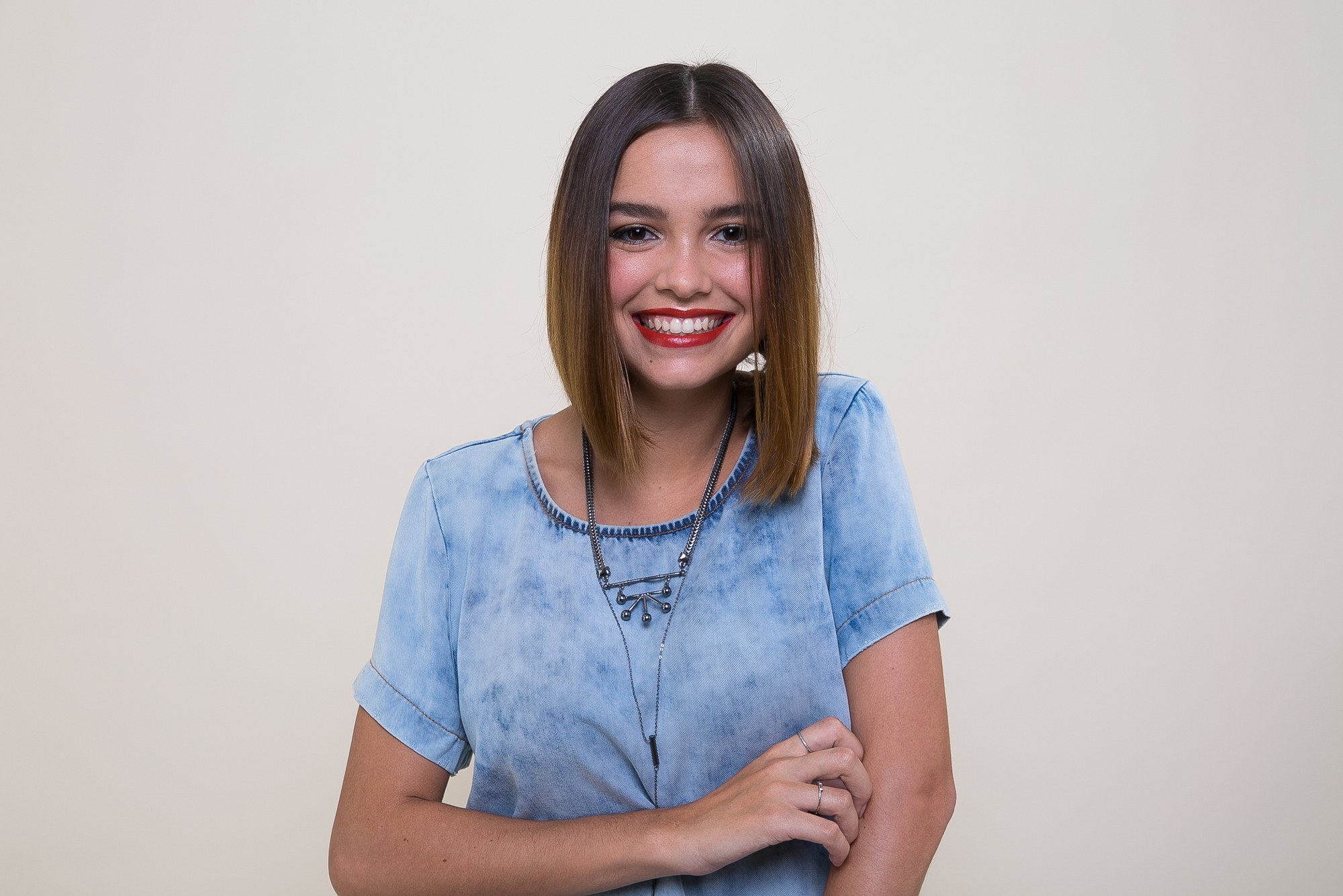 Mulher com cabelos castanho-claro curtos e lisos