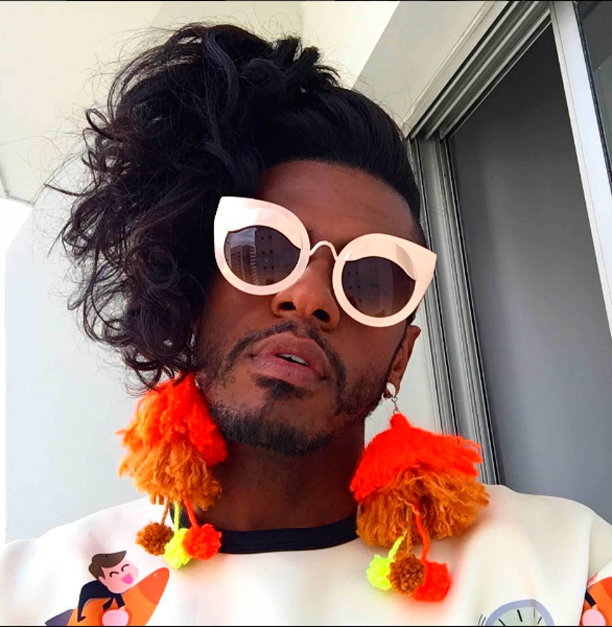 Rico Dalasam com cabelo cacheado preto