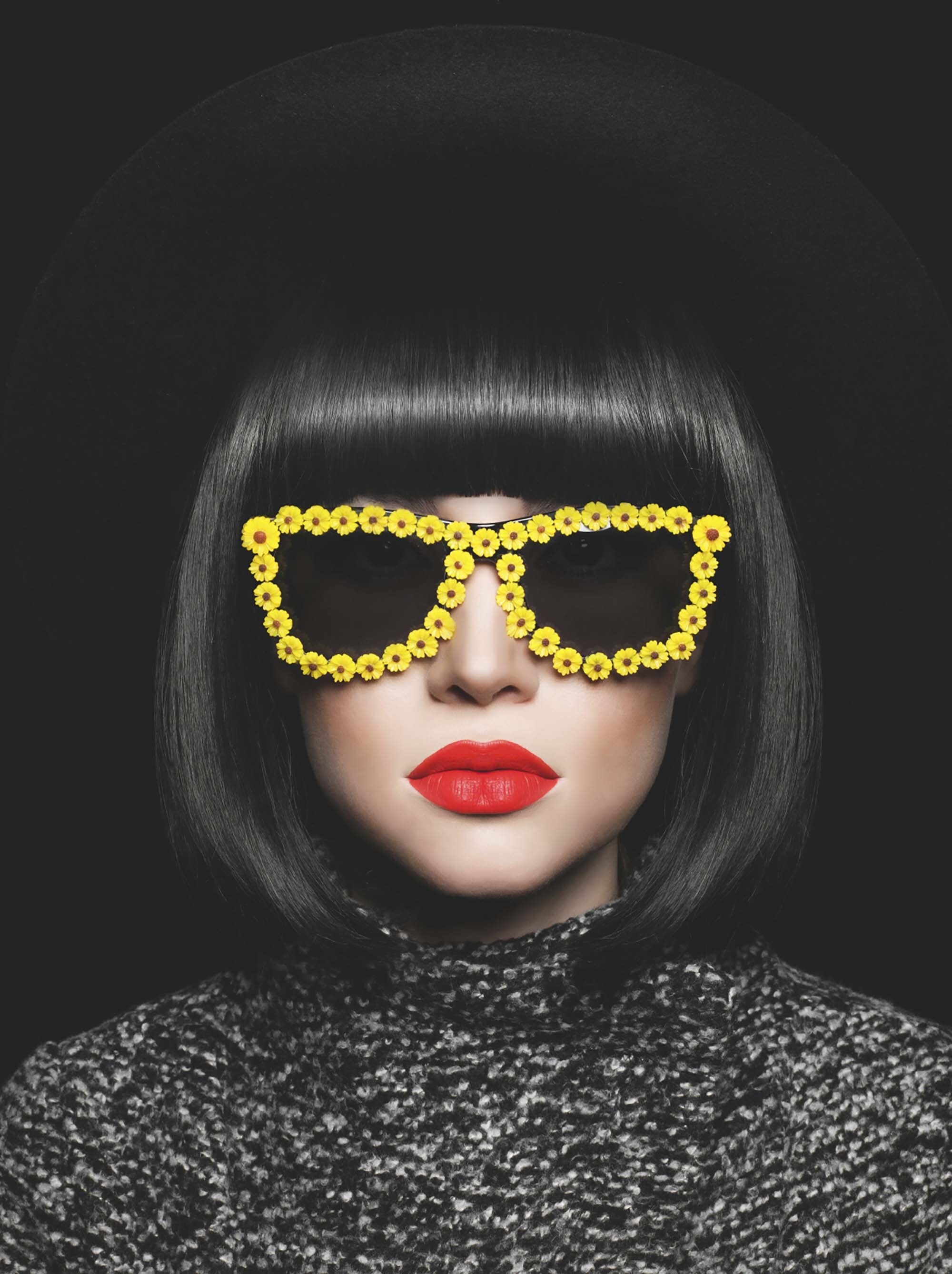mulher usa chanel de bico e franja, corte imparctante