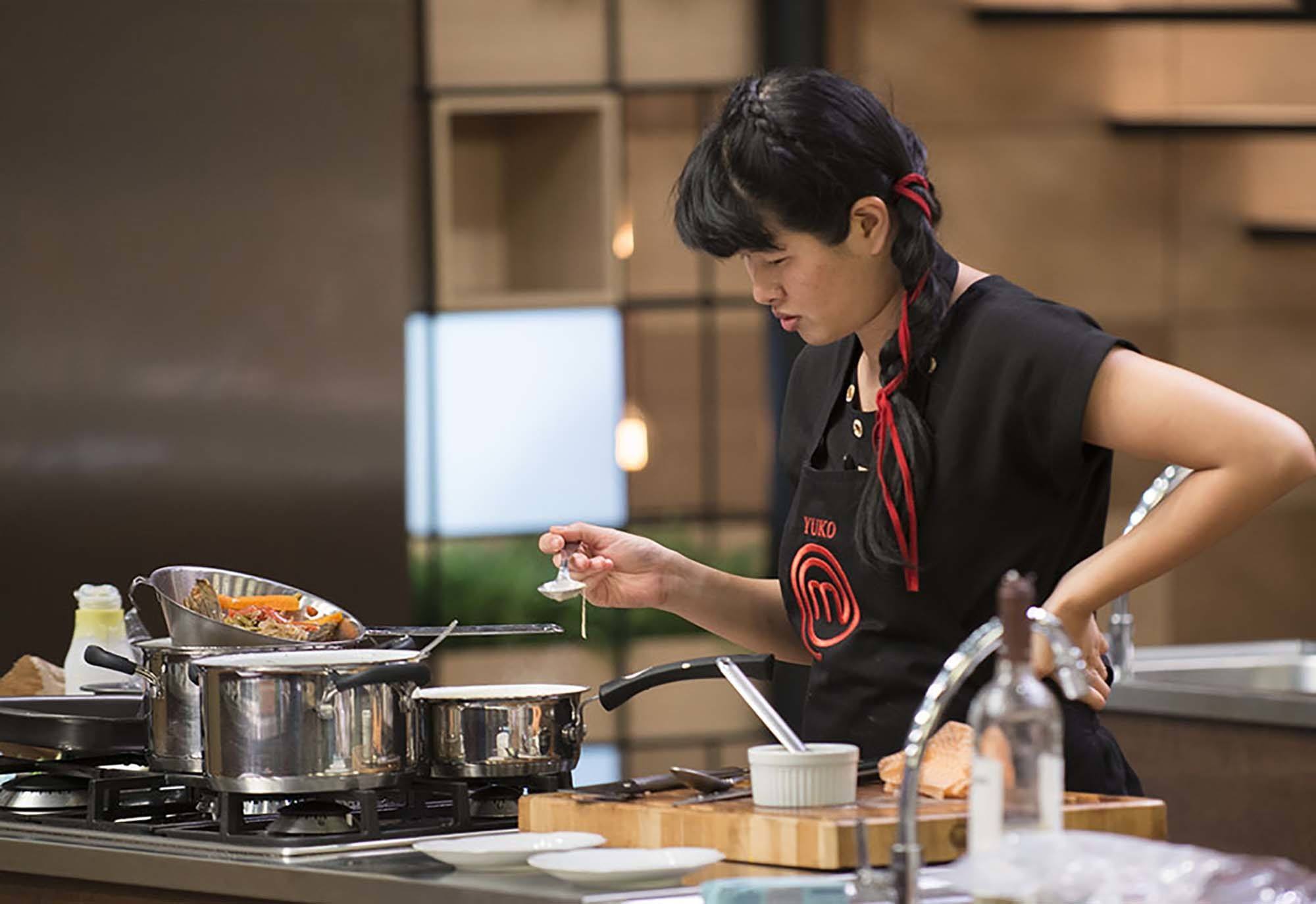 mulher com cabelo com trança para ilustrar a matéria sobre a Yuko do MasterChef