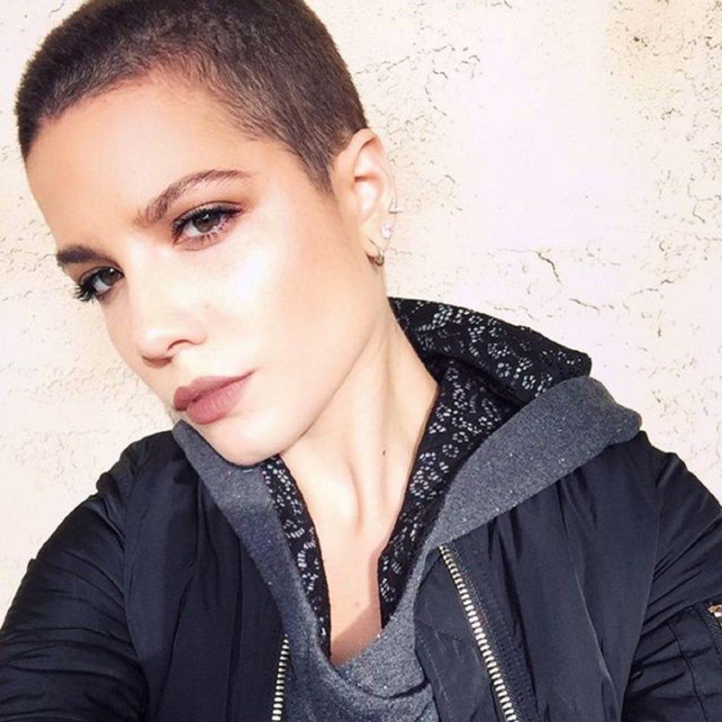 foto da cantora halsey com o cabelo moreno raspado