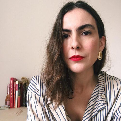 mulher com cabelo ondulado médio castanho