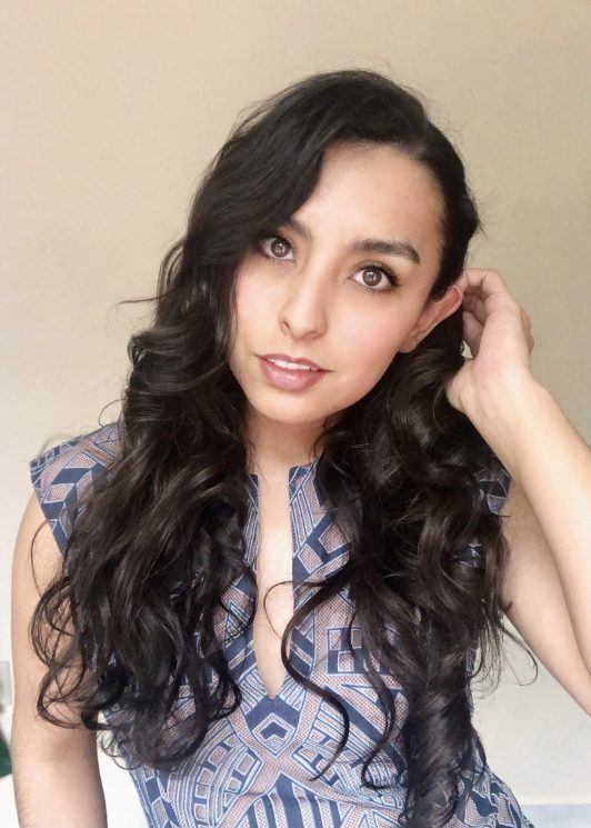 mulher com cabelo longo ondulado