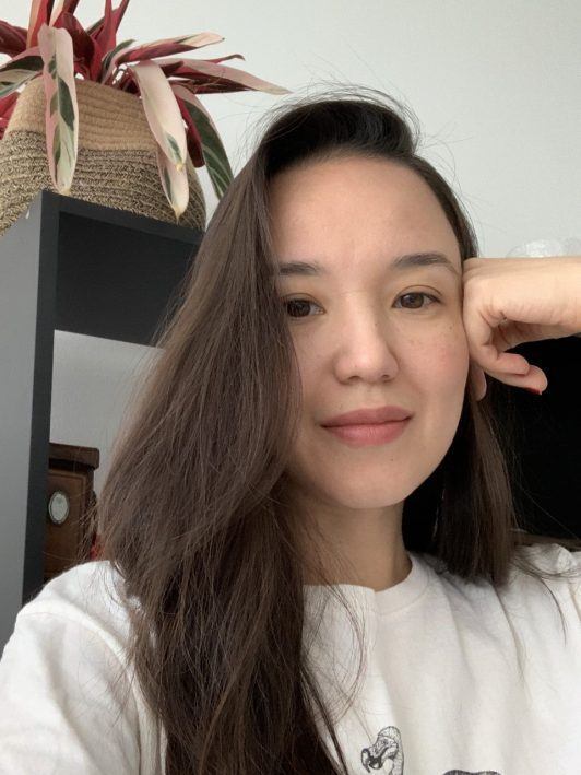 mulher com cabelo liso longo de lado