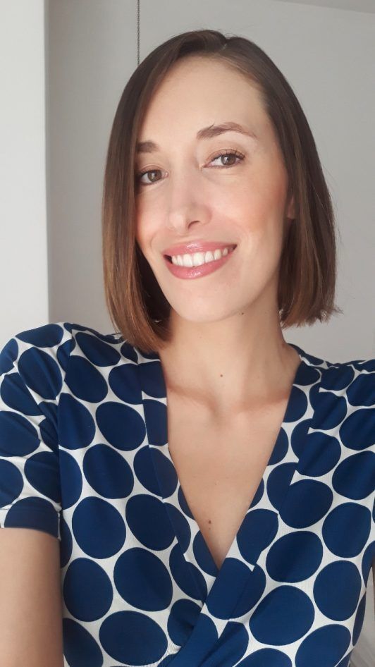 mulher com cabelo chanel de lado e liso