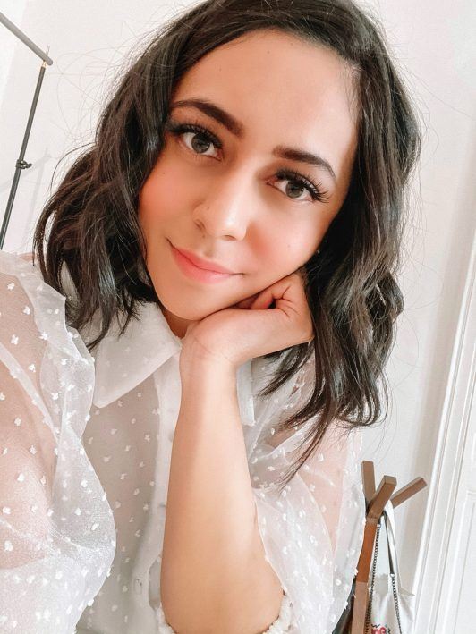 mulher com cabelo médio castanho ondulado