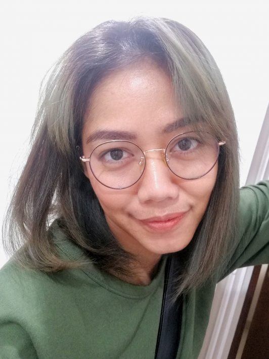 mulher com cabelo chanel liso