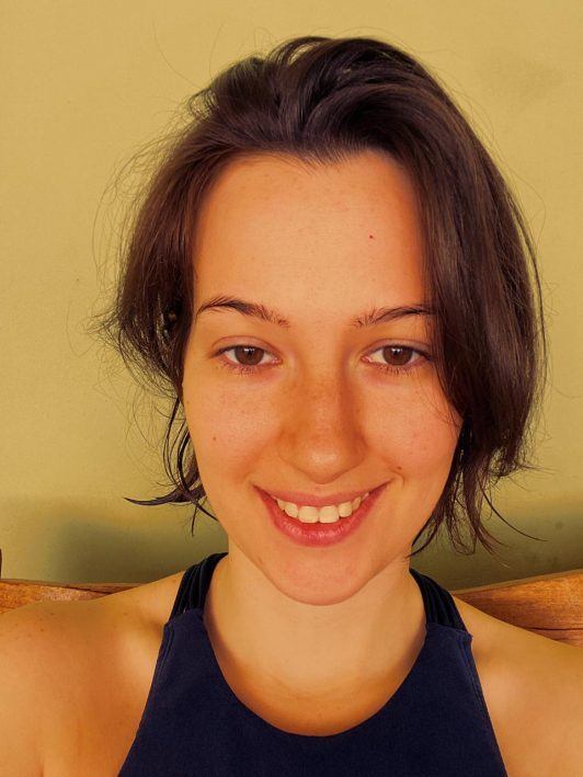mulher com cabelo curto