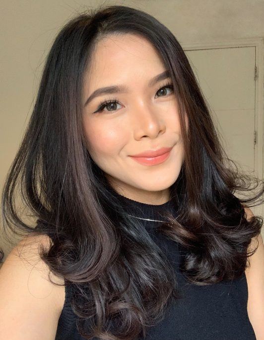 mulher com cabelo castanho longo
