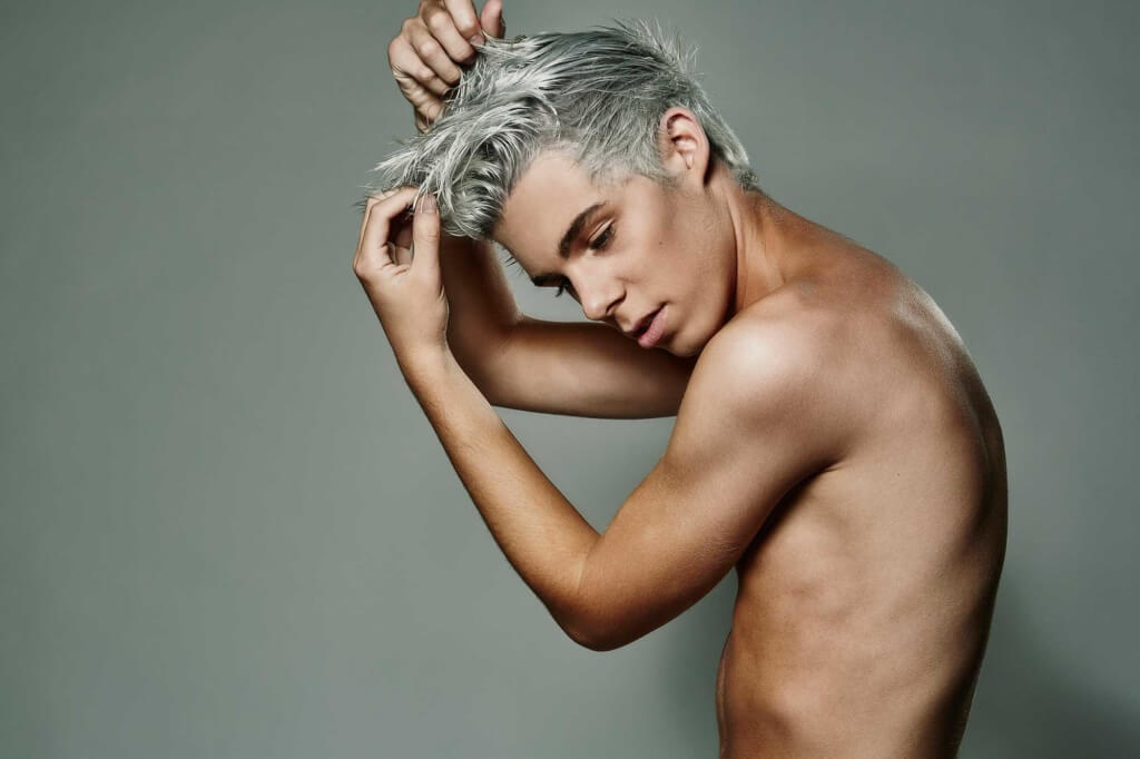 Homem sem camisa mostra seu cabelo cinza