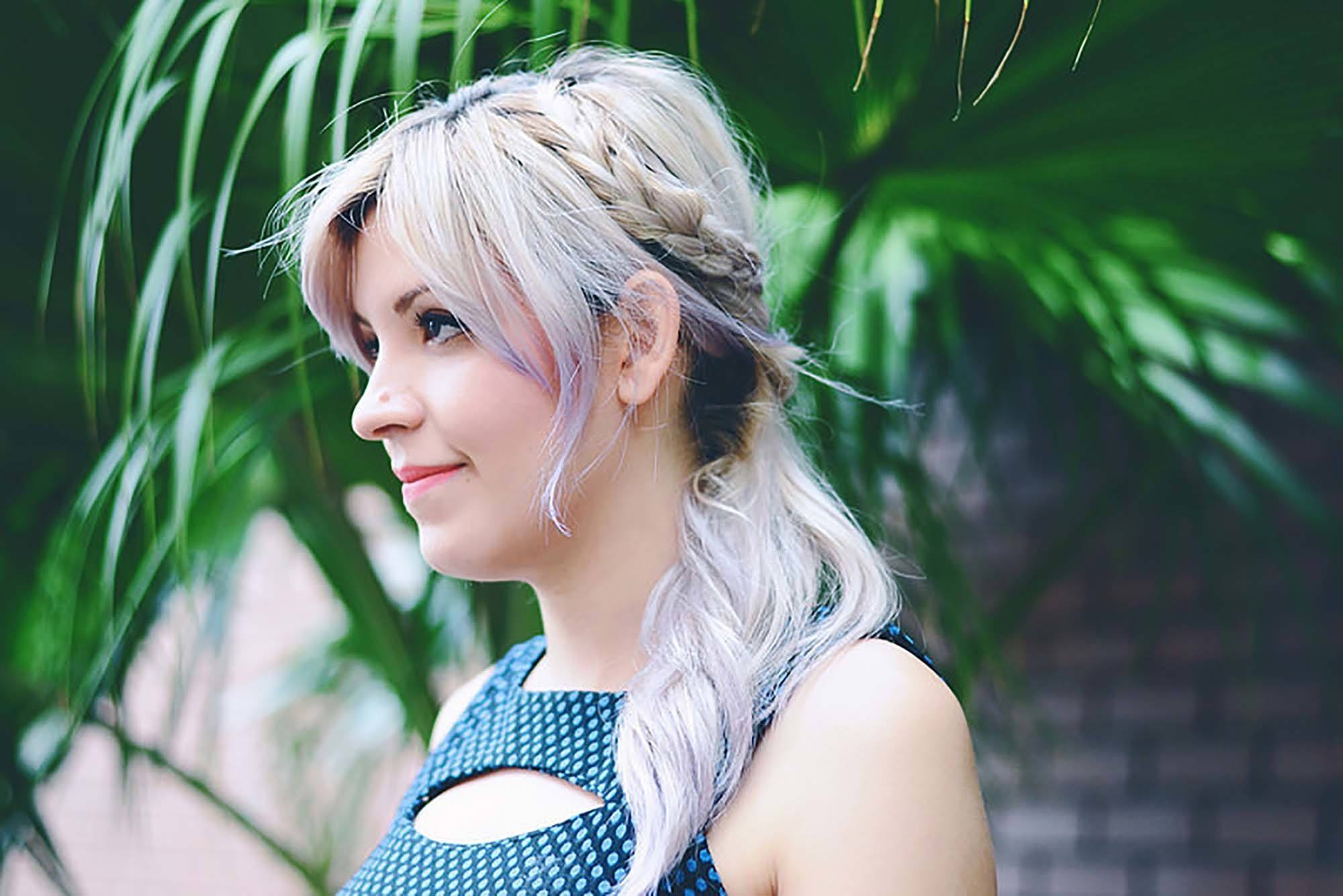 Jess Vieira com cabelo colorido