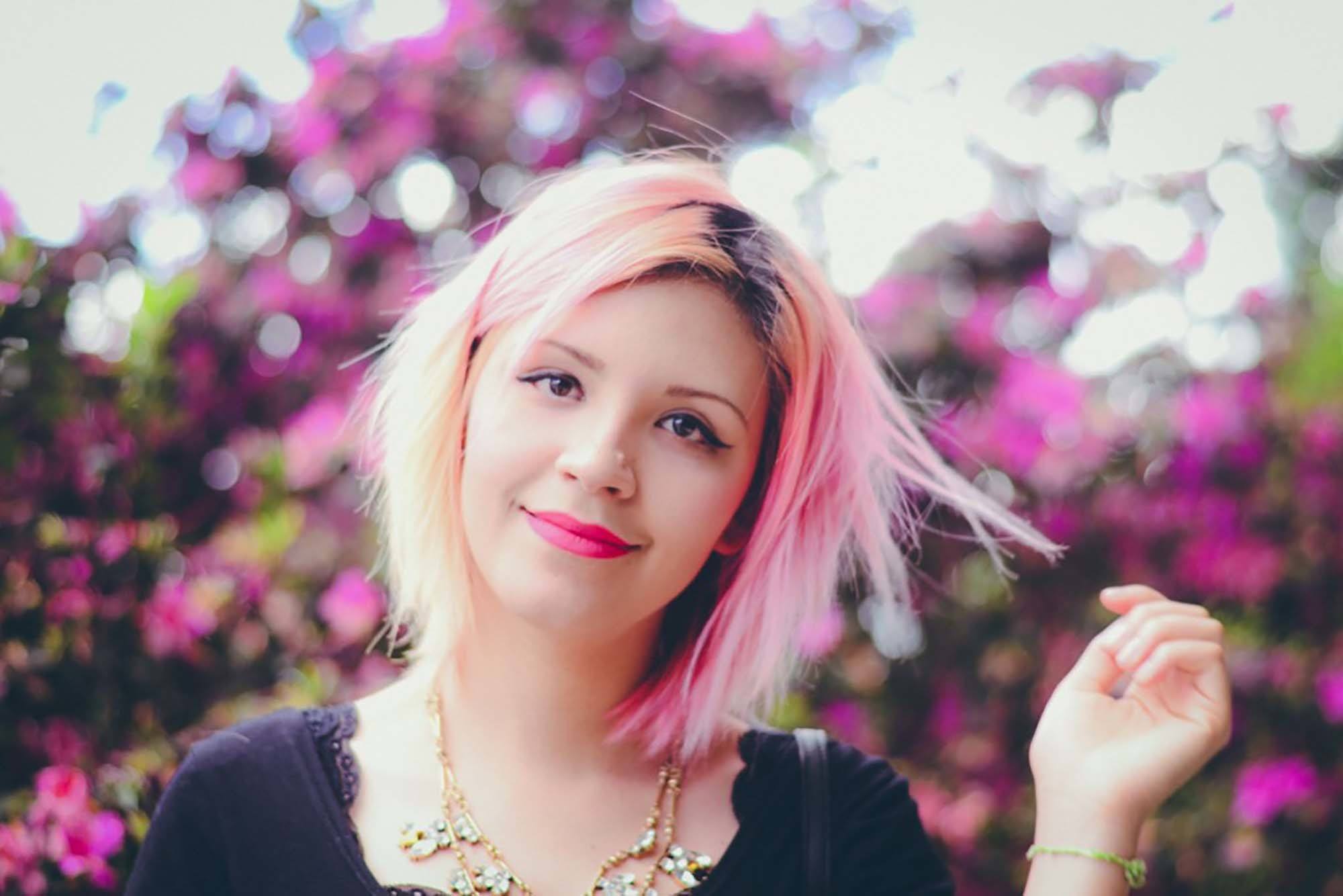 Jess Vieira com cabelo colorido