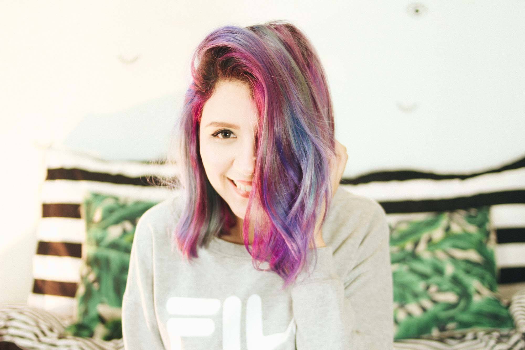 Jess Vieira com cabelo colorido