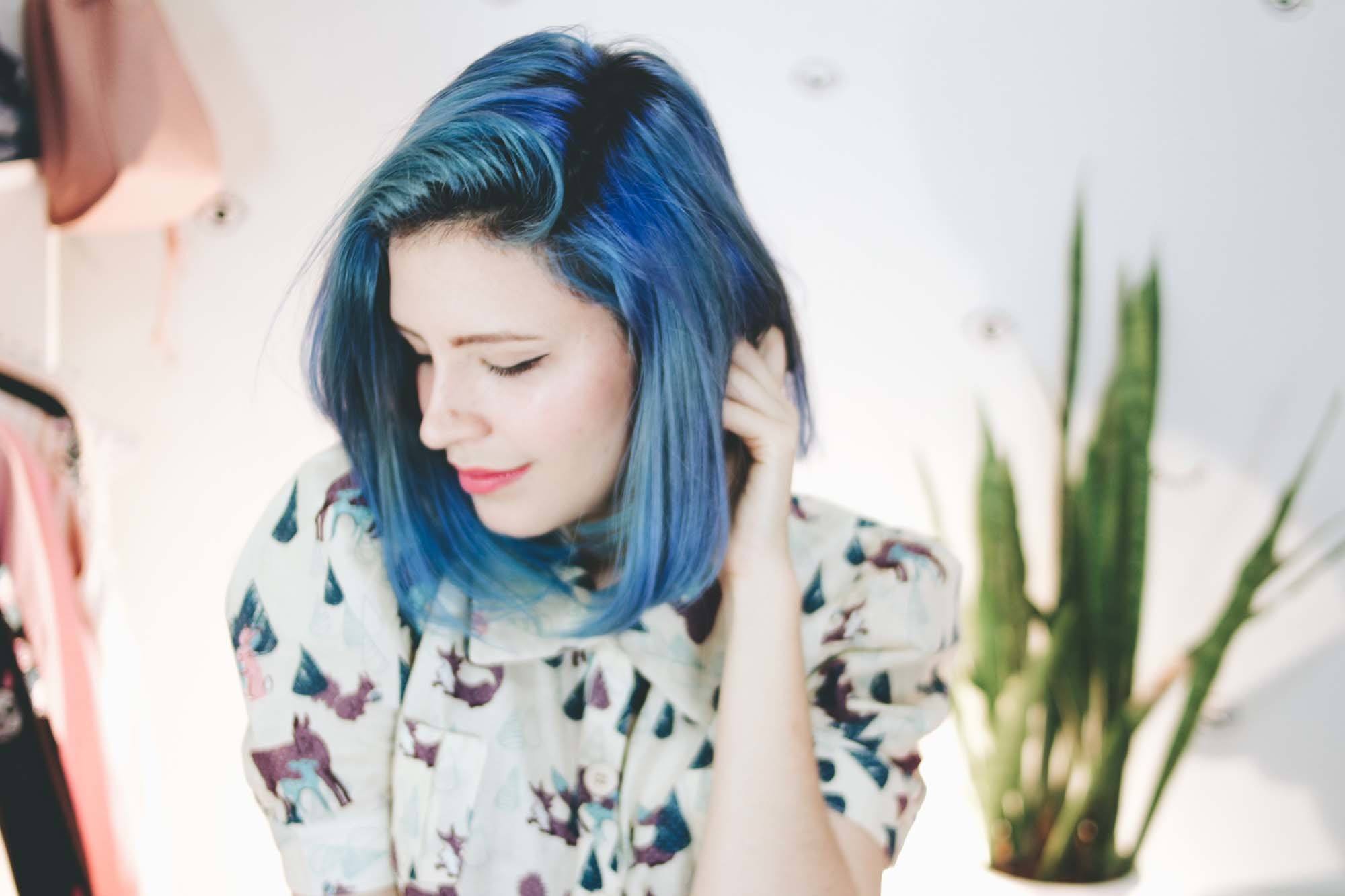 Jess Vieira com cabelo colorido