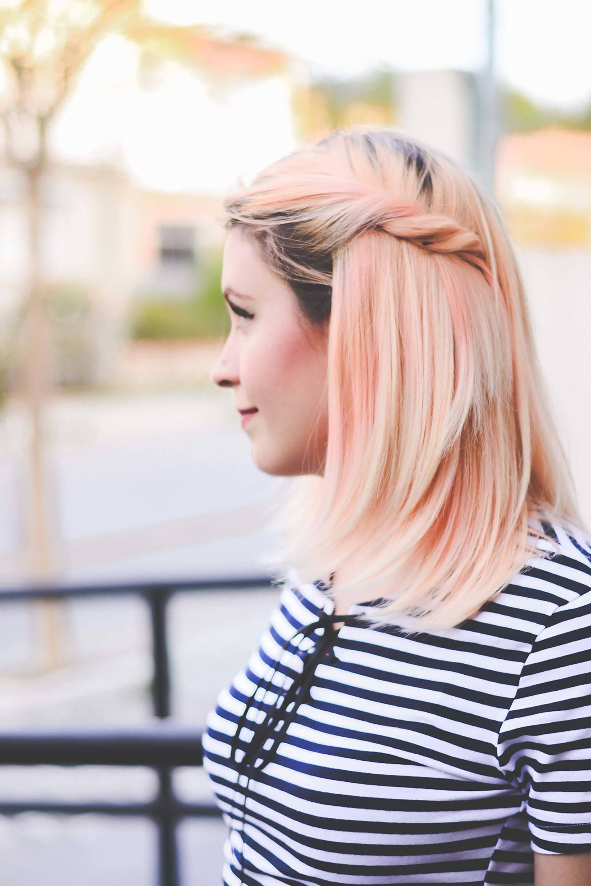 Jess Vieira com cabelo colorido