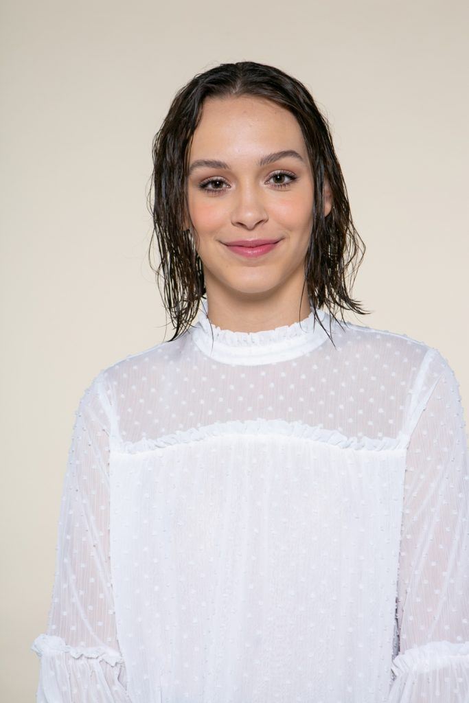 modelo com cabelo molhado