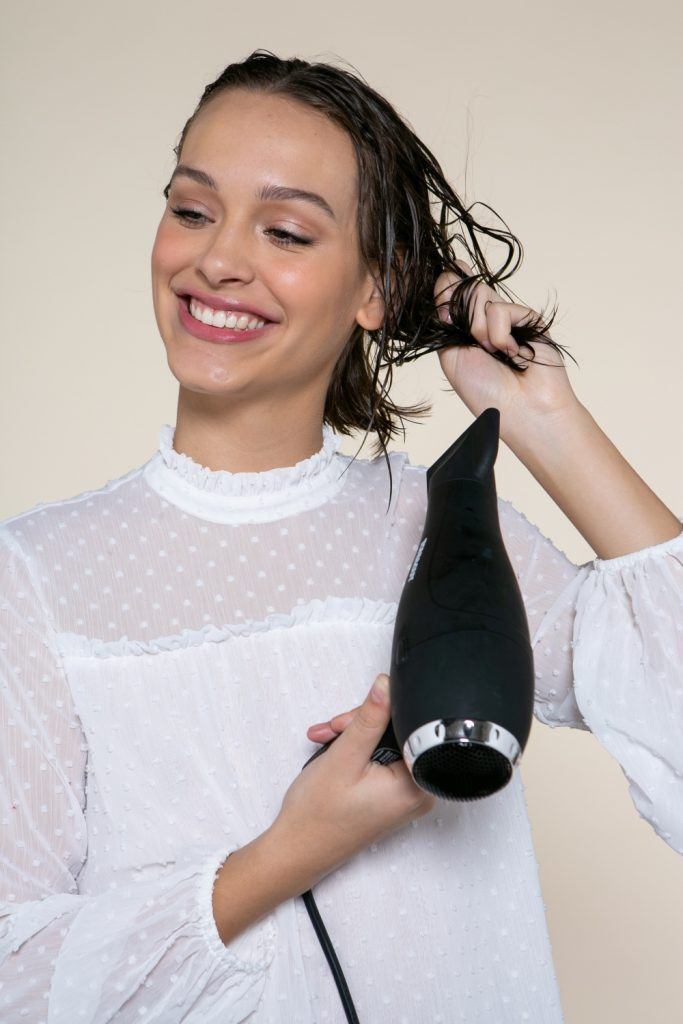 modelo secando o cabelo