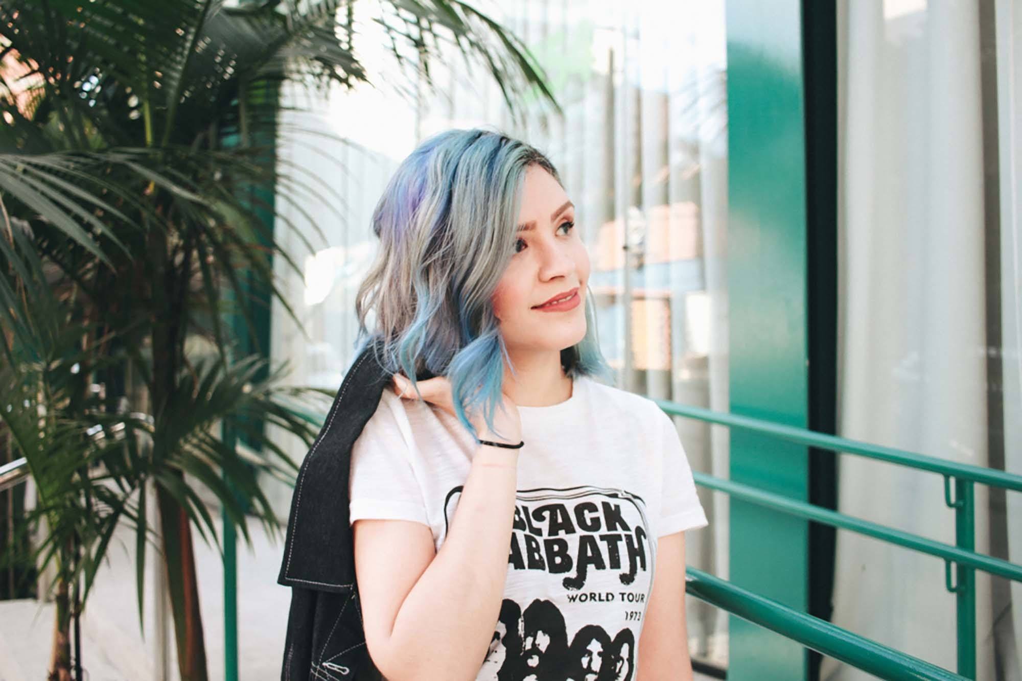 Jess Vieira com cabelo colorido