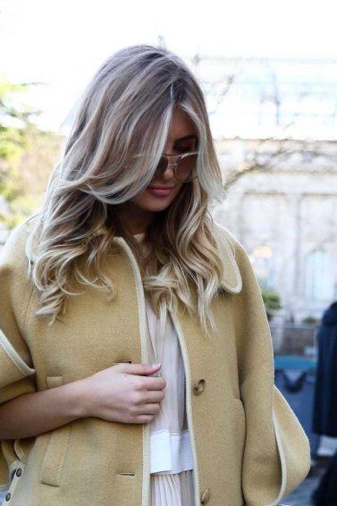 Modelo com cabelo longo loiro ondulado