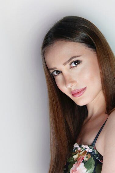 mulher de lado com cabelo liso castanho