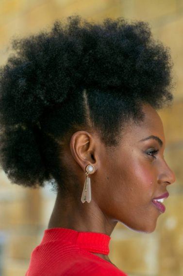 Modelo com cabelo curto crespo para matéria de moicano feminino