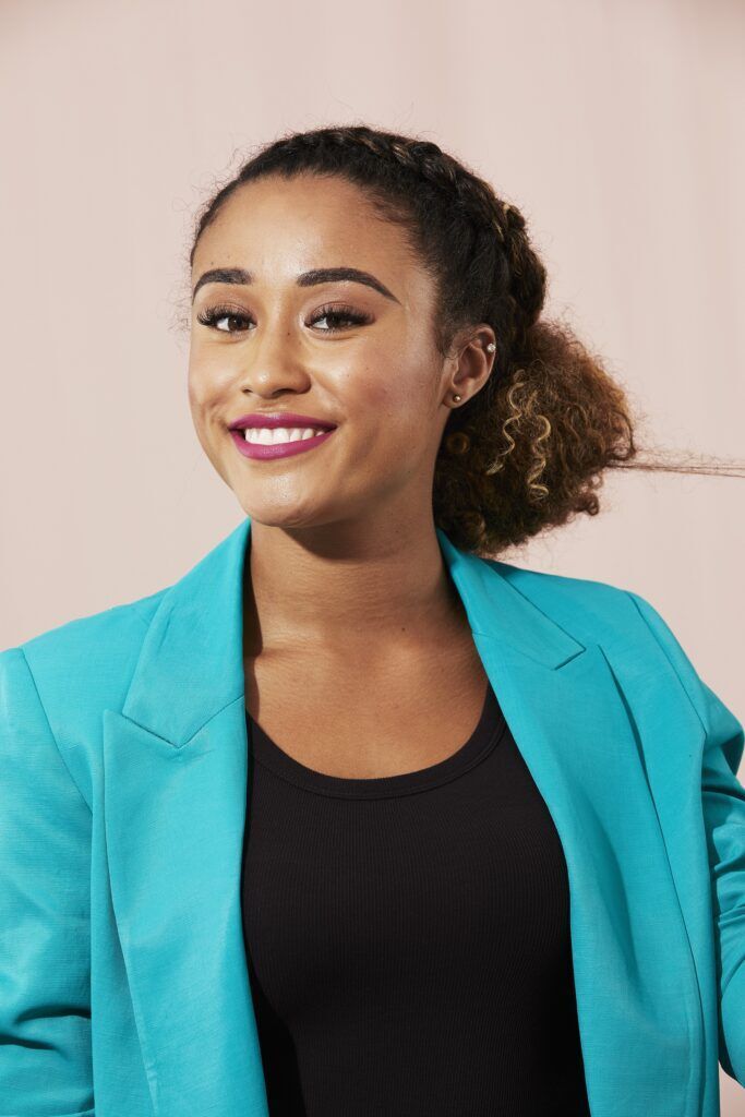 penteado-com-trança-e-coque-lateral-baixo-cabelo-cacheado