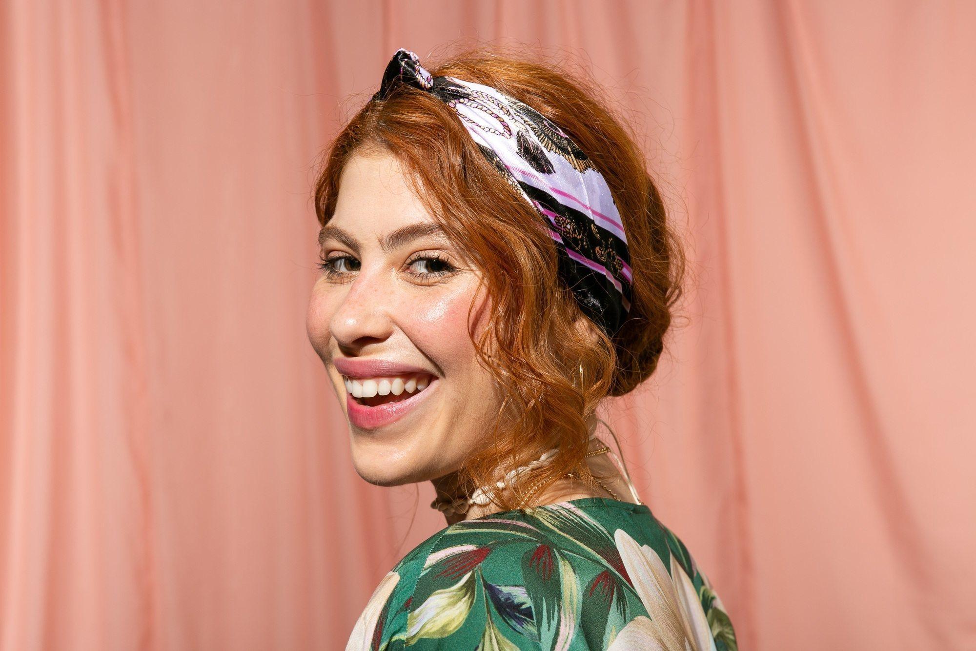 Mulher com cabelo preso com lenço