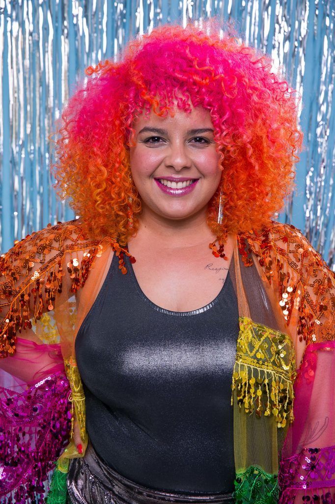 modelo com um penteado de Carnaval para cabelo cacheado