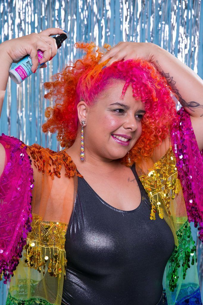 modelo com um penteado de Carnaval para cabelo cacheado